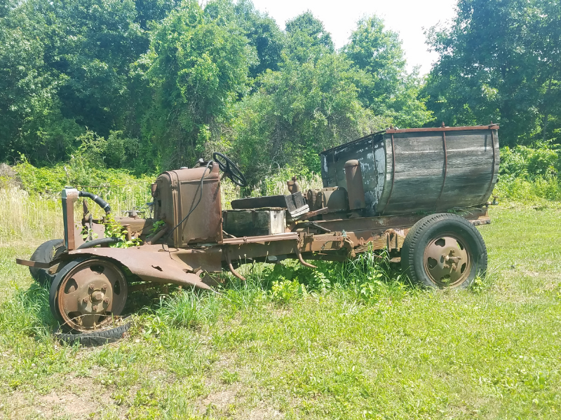 camión aplicador de spray viejo y abandonado en el campo de la huerta