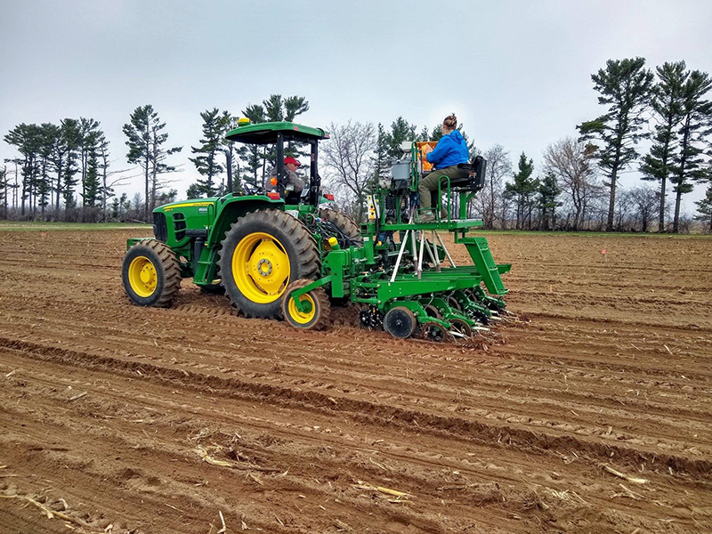 Se siembra parcela de siembra de soja para investigación en Wisconsin. Crédito: Universidad de Wisconsin - Madison Tractor y sembradora de soja.