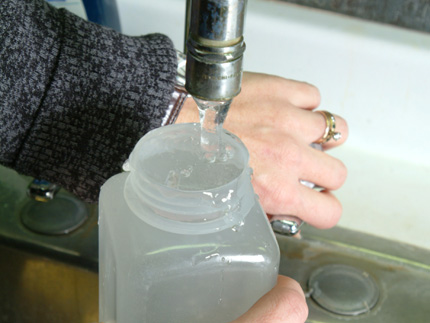 Llene la botella con agua del grifo.