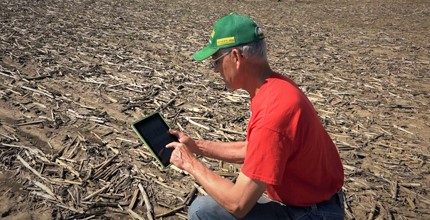 Hombre en campo con ipad
