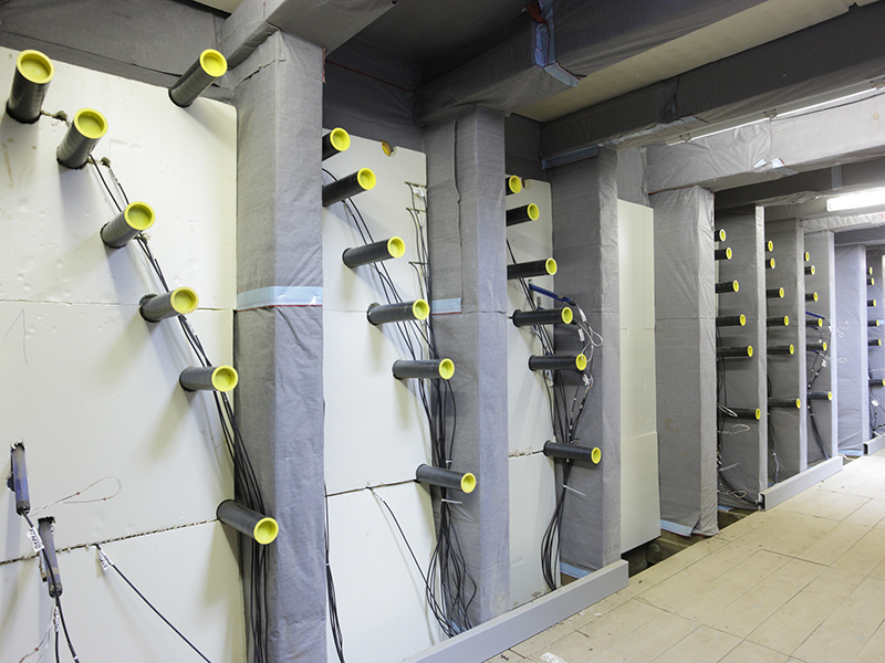 Dentro de la instalación experimental de mini rizotrones. Los tubos (rizotubos) se instalan perpendiculares a la pared de la zanja. Las raíces se observan semanalmente durante el período de vegetación insertando una cámara en rizotubos de siete metros de largo. Crédito: Forschungszentrum Jülich / Ralf-Uwe Limbach dentro de la instalación de mini rizotrón con tubos instalados en la pared de la zanja perpendicular