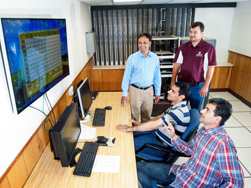Grupo de hombres mirando la pantalla grande