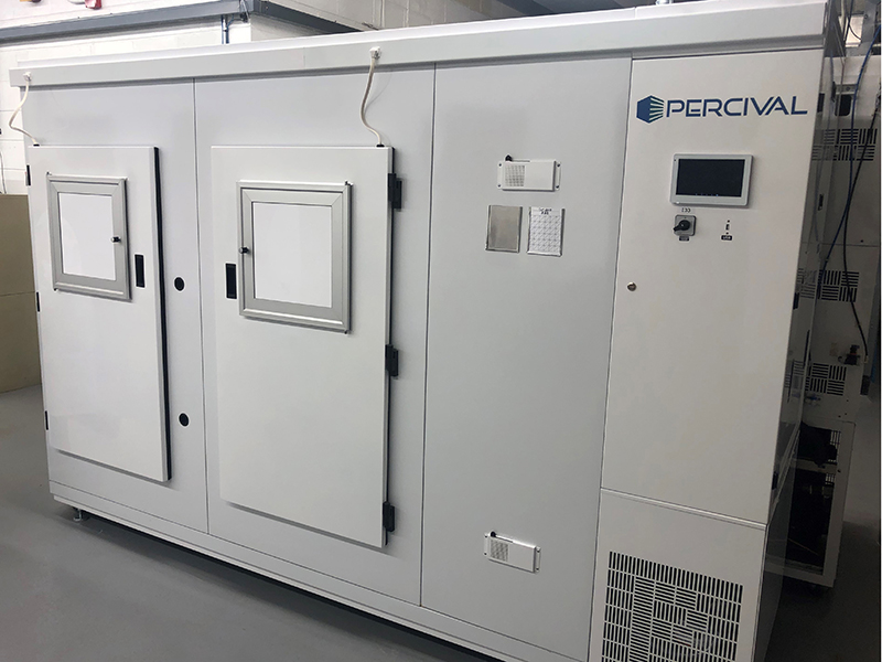Una cámara de enfriamiento en el Phytotron de la Universidad Estatal de Carolina del Norte utilizada para estudiar la tolerancia al frío de las plantas de stevia Crédito: Todd Wehner Una máquina grande y gris en un laboratorio con dos puertas en el frente.