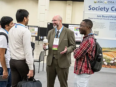 SSSA President Aaron Daigh meets with CANVAS attendees at the 2024 meeting in San Antonio. 